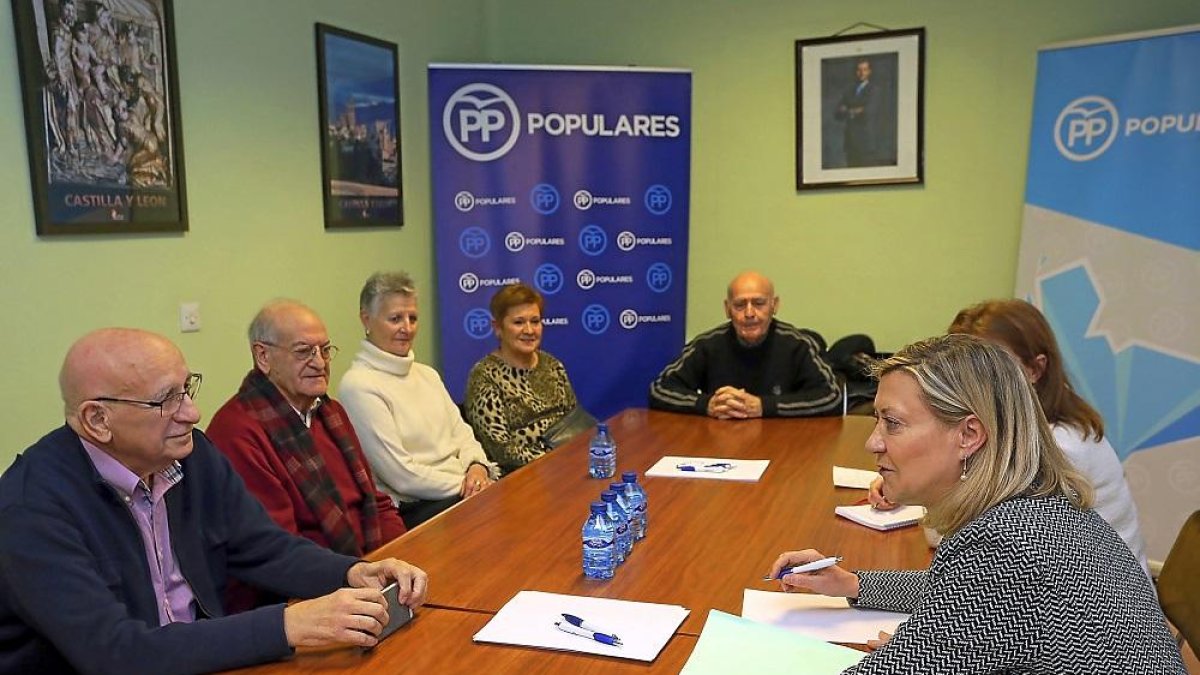 Pilardel Olmo, durante la reunión con las asociaciones de mayores.-ICAL