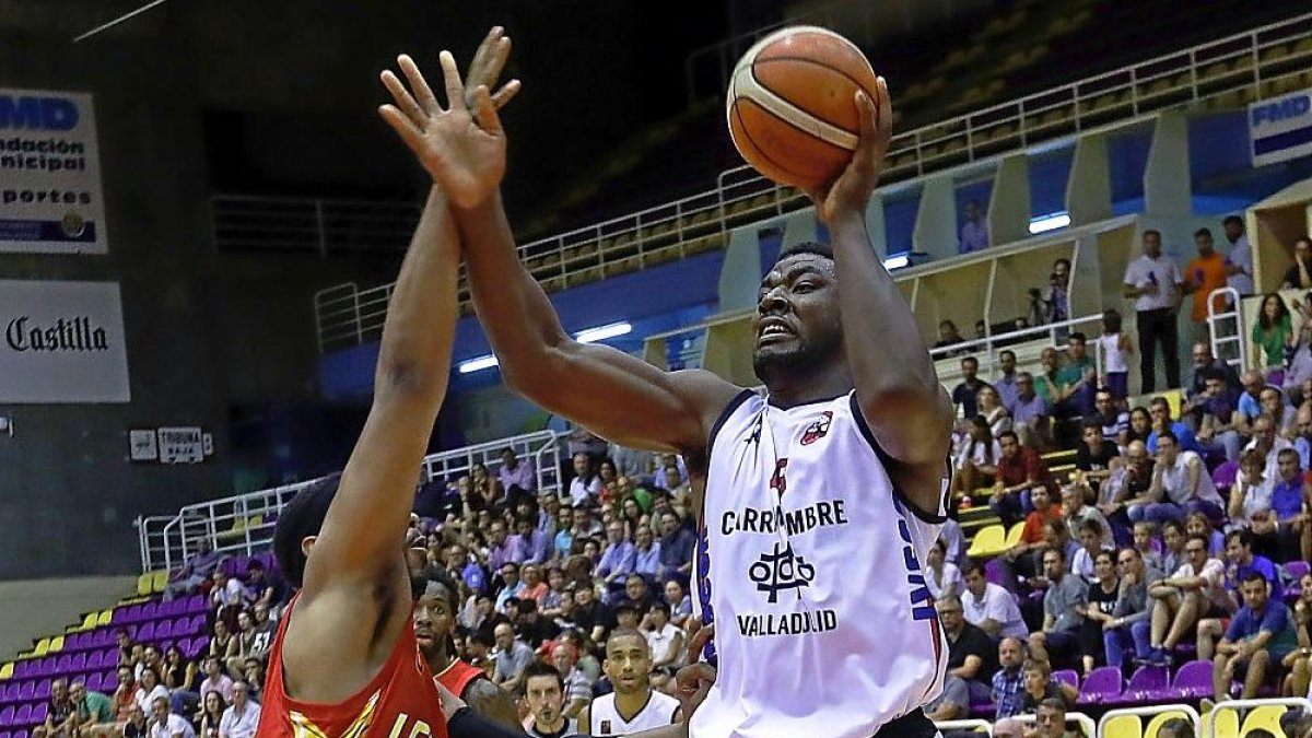 Seydou Aboubacar ante Sullinger.-J. M. LOSTAU