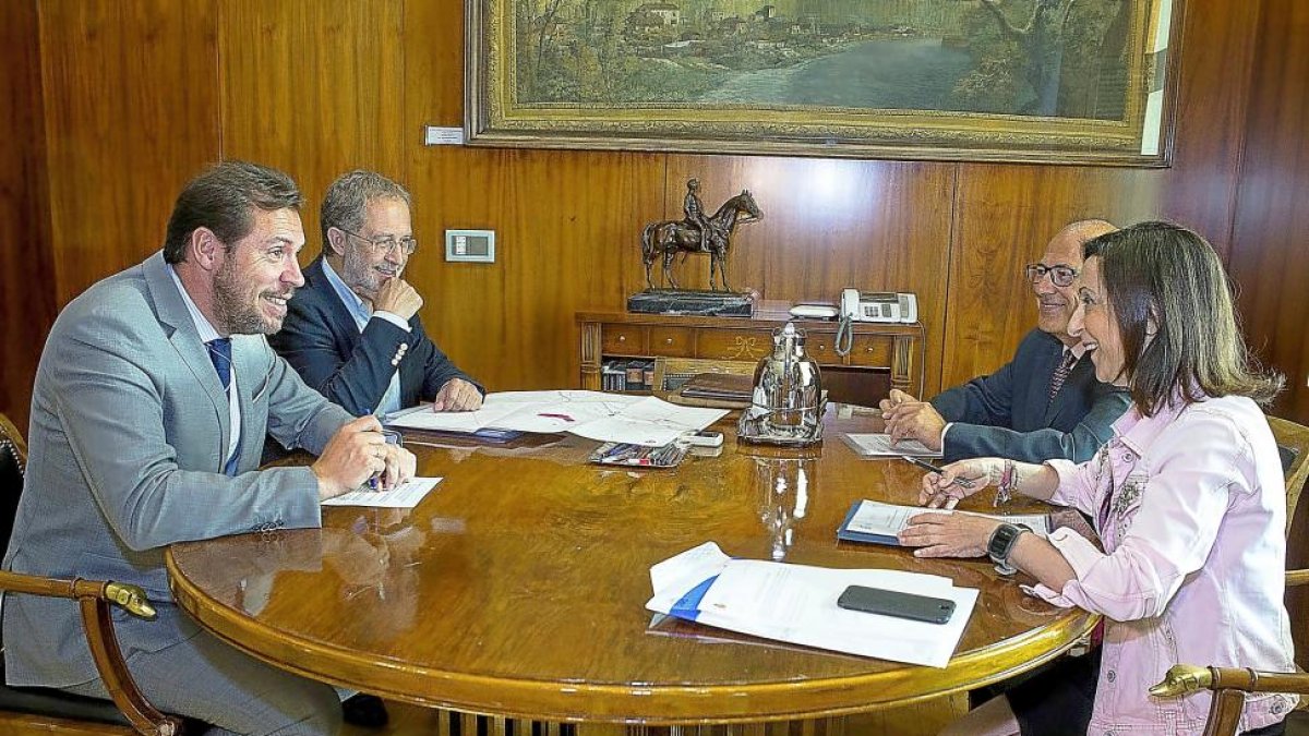 Óscar Puente y Manuel Saravia durante su encuentro con la ministra de Defensa, Margarita Robles.-E.M.