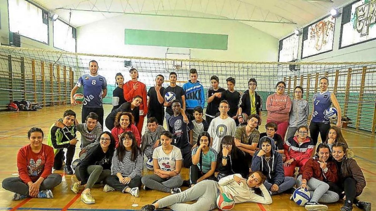 Los alumnos del Leopoldo Cano posan junto a los jugadores de la UVa Vicky López y Óscar Fernández.-EM