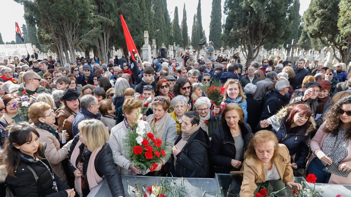 Momento final del acto con la ofrenda de claveles en el monumento memorial de los represaliados en el Carmen. - J.M. LOSTAU
