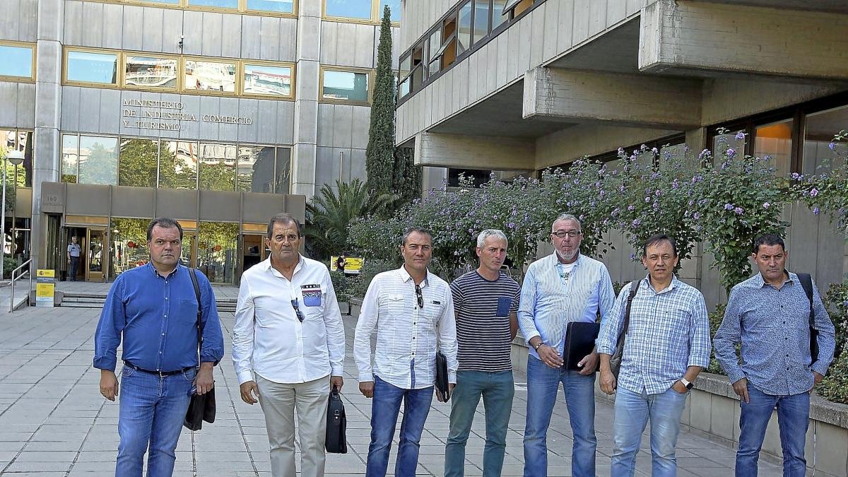 Los representantes sindicales de la minería, antes de su reunión con los represntantes del Ministerio sobre la reestructuración del sector.-ICAL