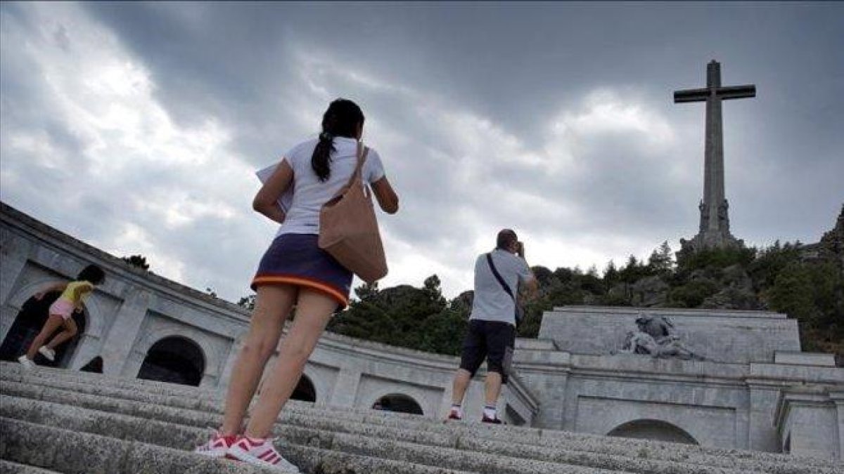 Visitantes fotografían la fachada del Valle de los Caídos, el agosto pasado.-JOSÉ LUIS ROCA