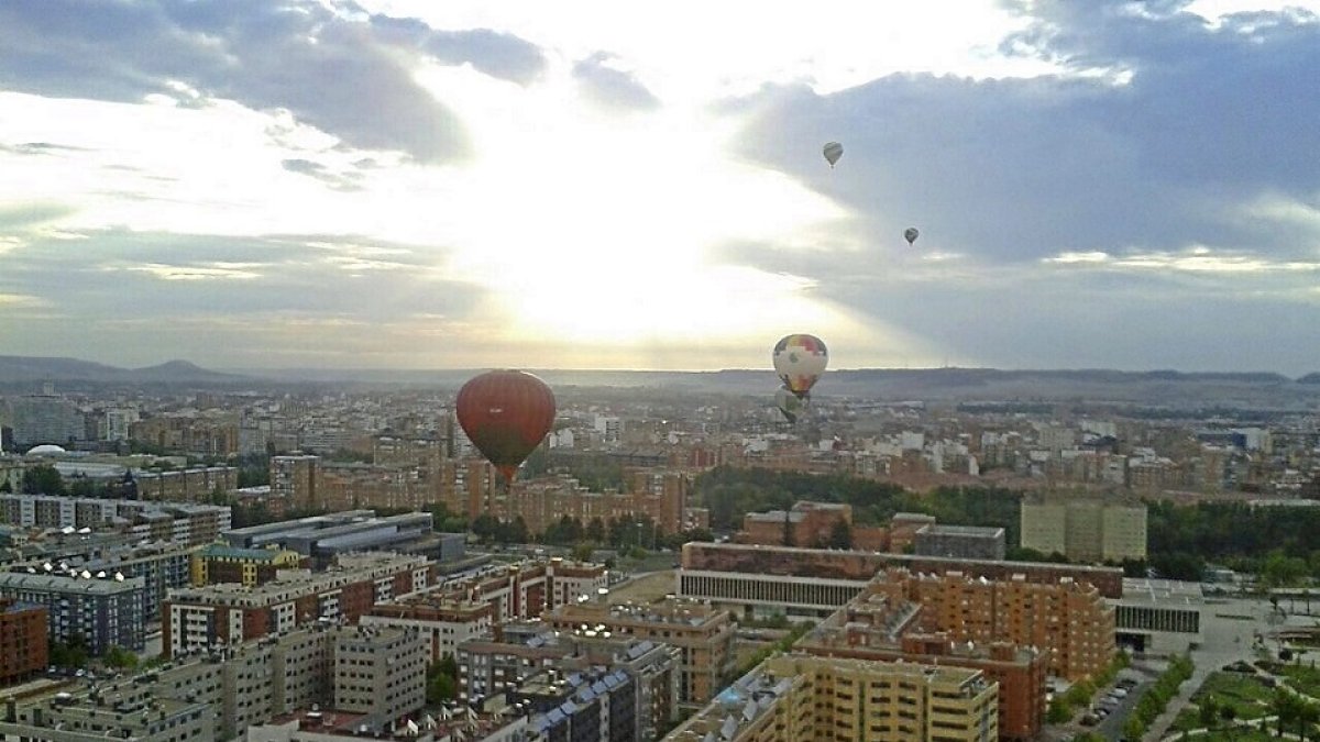 Panorámica de los globos surcando el cielo de Valladolid. / PHOTOGENIC
