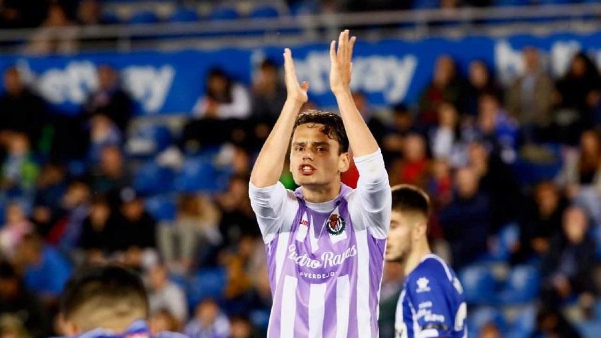Ünal aplaude a la afición blanquivioleta tras marcar de penalti contra el Alavés.-PHOTO-DEPORTE