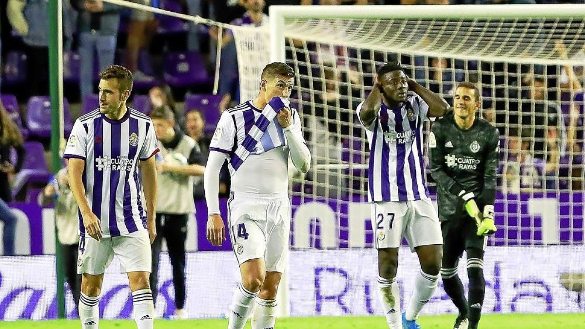 Kiko Olivas, Alcaraz, Salisu y Masip, cabizbajos al término del partido disputado frente al Granada en Zorrilla.-J. M. LOSTAU