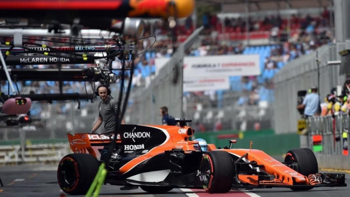 Fernando Alonso sale de boxes con su McLaren durante los entrenamientos libres del GP de Australia.-SAEED KHAN