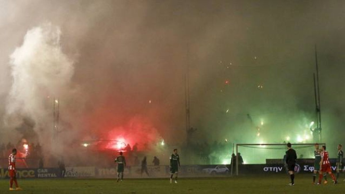 Aspecto del Apostolos Nikolaidis Stadium, el domingo pasado, durante el derbi entre el Panathinaikos y el Olympiacos.-Foto: REUTERS / KOSTAS TSIRONIS