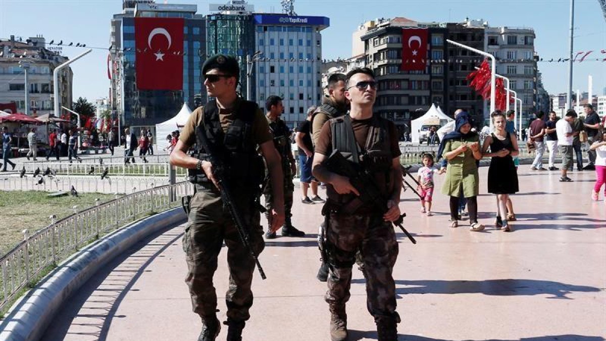Miembros de las unidades especiales turcas (SWAT) hacen guardia en la plaza de Taksim de Estambul.-EFE/Sedat Suna