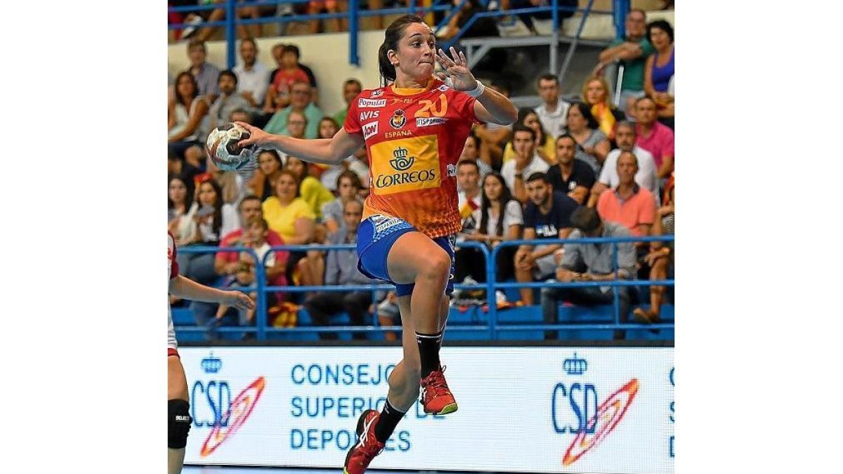 Amaia ejecuta una contra con la selección española.-VALENTÍN G. GARIBAY