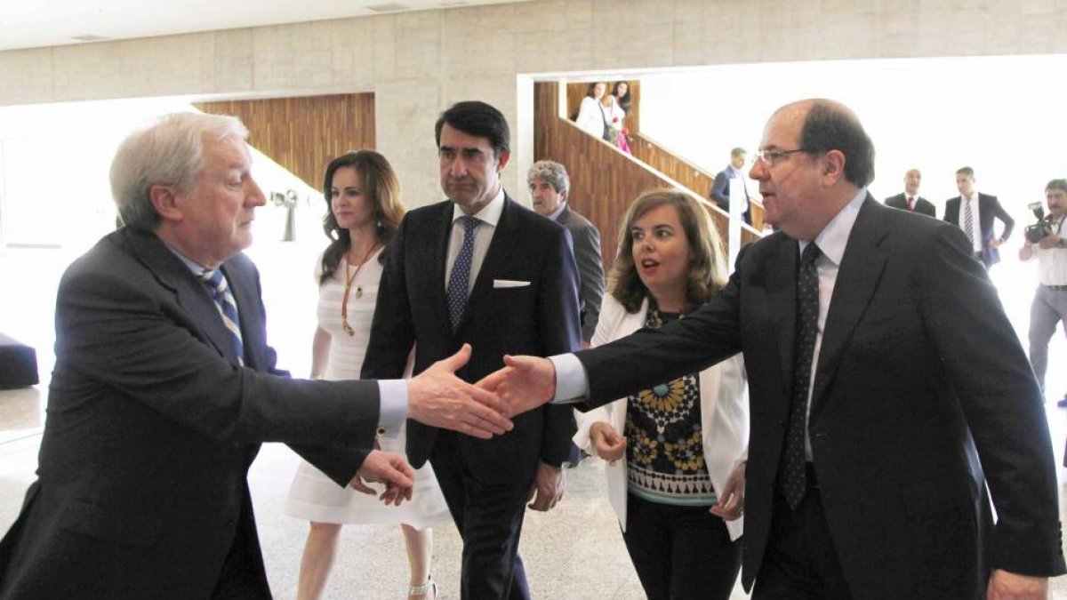 El presidente de la Cámara de Comercio de Burgos y del Grupo Promecal, Antonio Méndez Pozo, recibe el saludo del presidente de la Junta, Juan Vicente Herrera-Ical