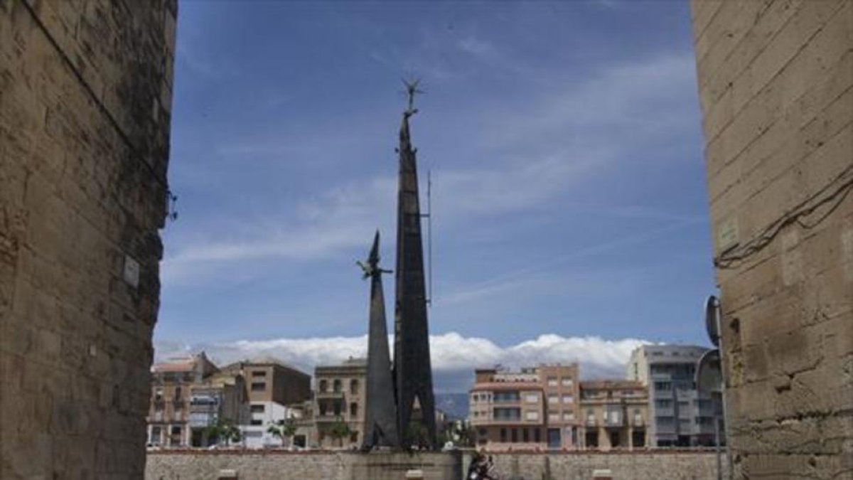 El monumento franquista del Ebre, en Tortosa, inaugurado en 1966.-JOAN REVILLAS