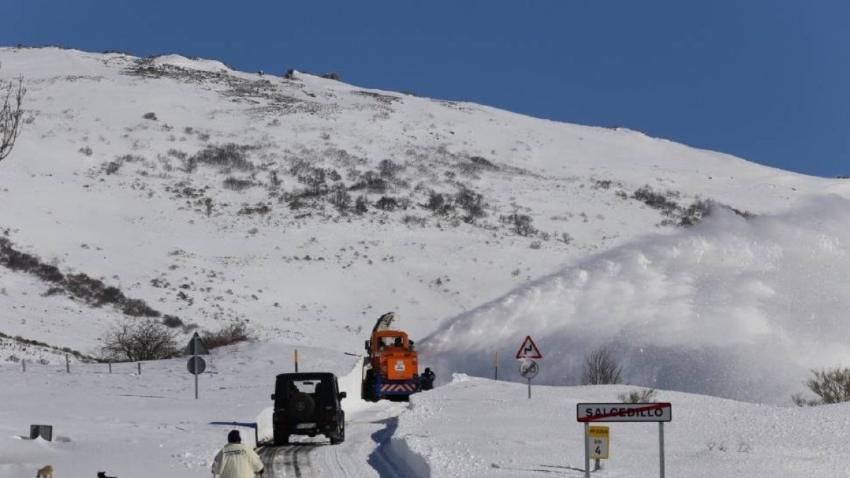 Una fresadora llegada del Pirineos catalán abre camino en la localidad palentina de Salcedillo incomunicada hasta ese momento-Ical