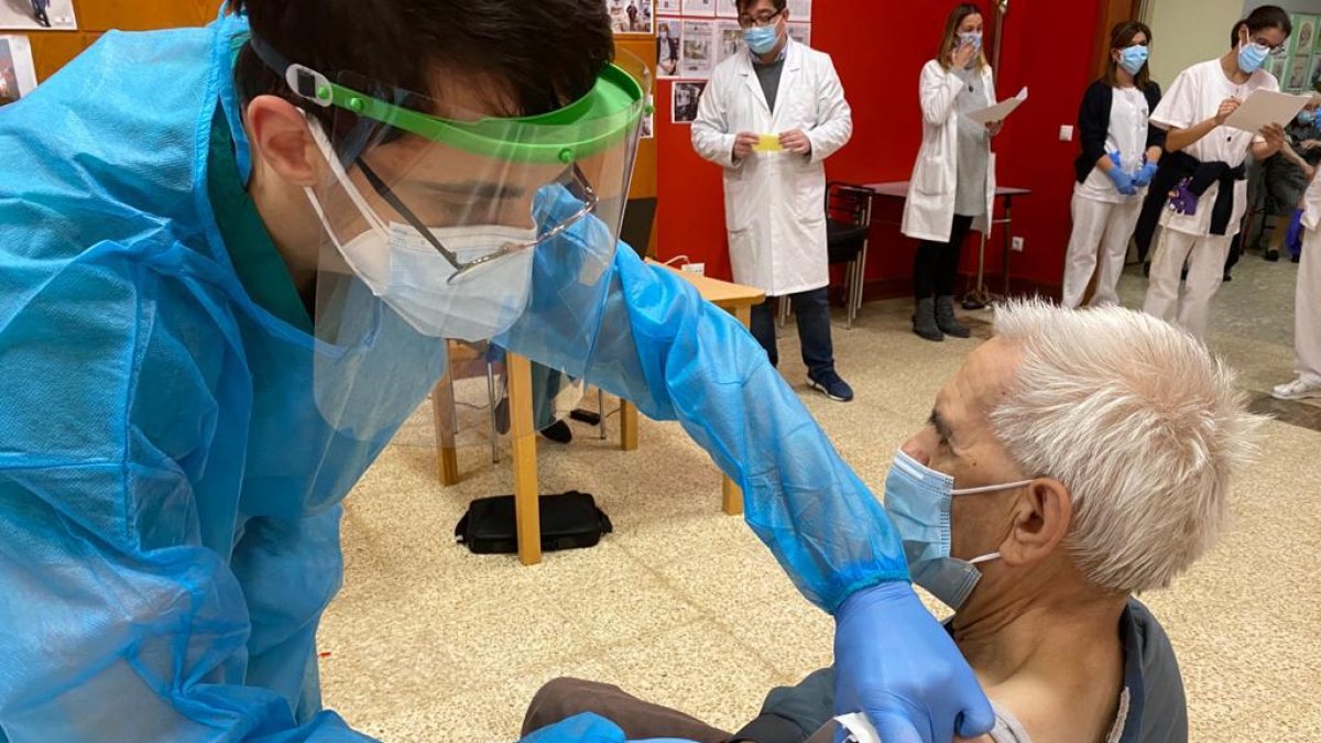 La Diputación de Valladolid inicia en Cardenal Marcelo el primer ciclo de vacunación frente a la COVID-19.- E.M.