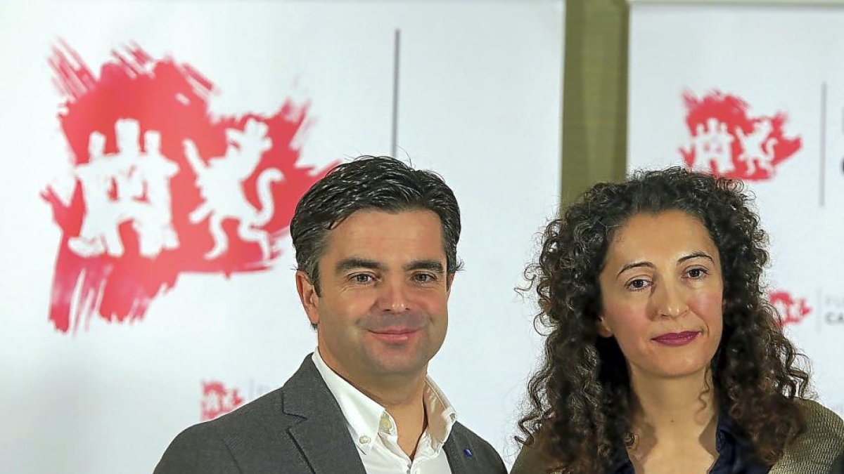 Juan Zapatero y Amaya Bombín, ayer, en las Cortes-R. CACHO / ICAL