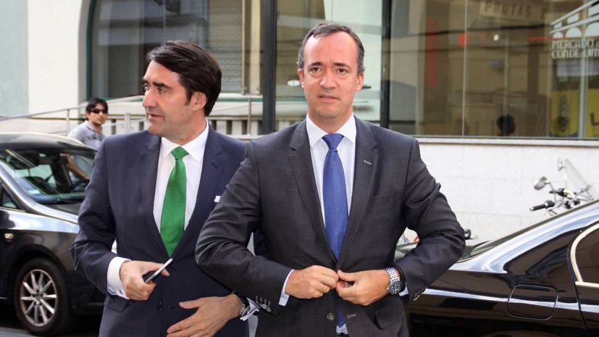 El secretario de Estado de Seguridad, Francisco Martínez (D), llega a la clausura del I Ciclo de Conferencias sobre Europa 'Los Retos de España en la Unión Europea: ¿Hacia una nueva encrucijada?', acompañado por el Delegado del Gobierno, Juan Carlos Suáre-ICAL
