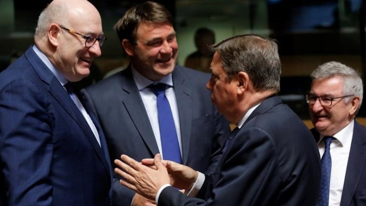 Planas, derecha, con el comisario europeo para Agricultura y Desarrollo Rural  Phil Hogan y el ministro belga de Agricultura, Denis Ducarme y el ministro regional de Agricultura de la region de Valona, René Collin.-