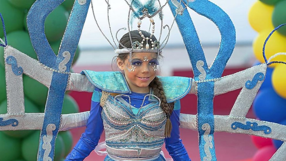 La Reina del Carnaval sujetando el atuendo de brillos de su disfraz.-PABLO REQUEJO/ PHOTOGENIC
