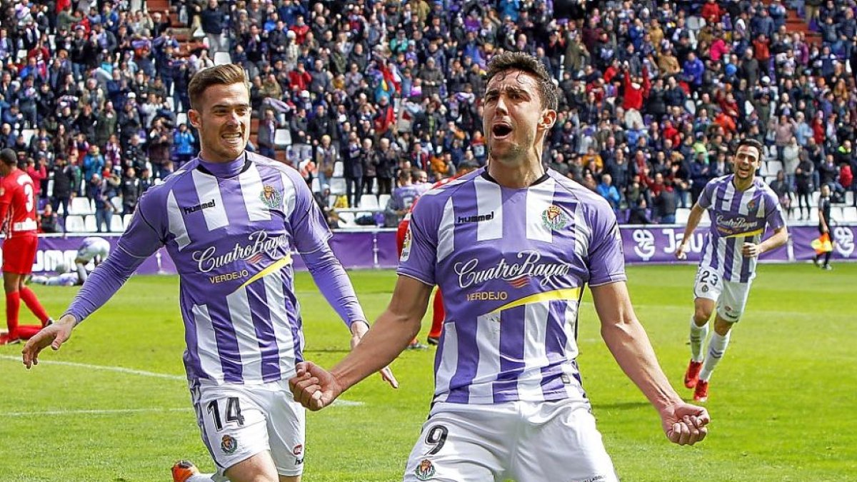 Mata, eufórico tras marcar el gol del triunfo del Valladolid, mientras Toni Martínez se acerca para celebrarlo con él.-J. M. LOSTAU