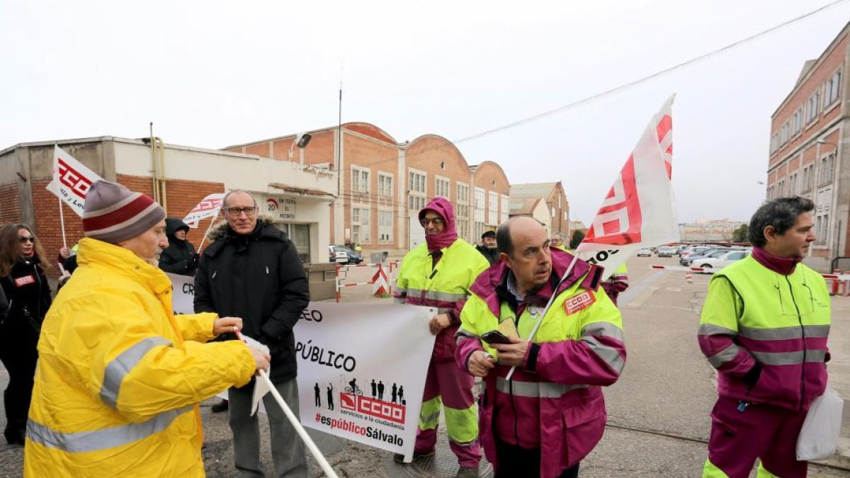 Concentración de trabajadores en la puerta de los talleres de Renfe-ICAL