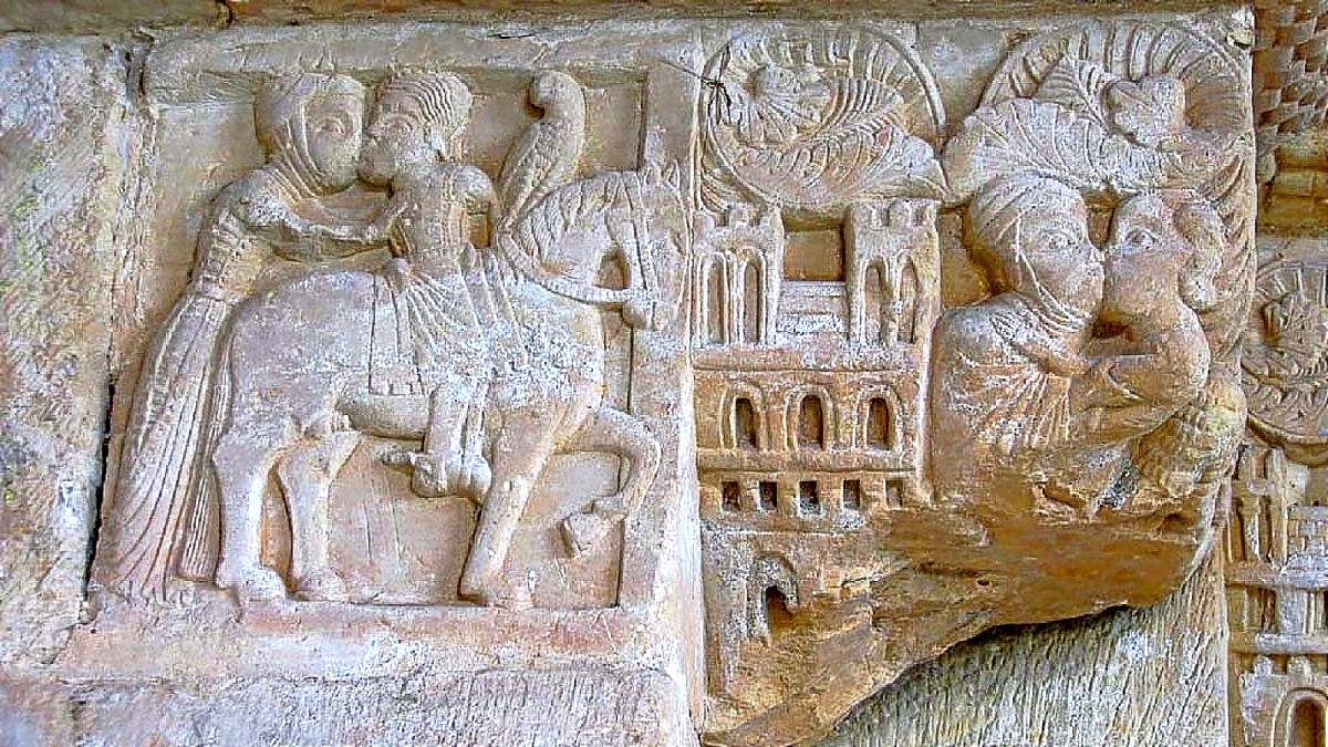 Detalle de la portada del monasterio de San Pedro de Villanueva, en Cangas de Onís.-P. L. HUERTA / F. SANTA MARÍA LA REAL