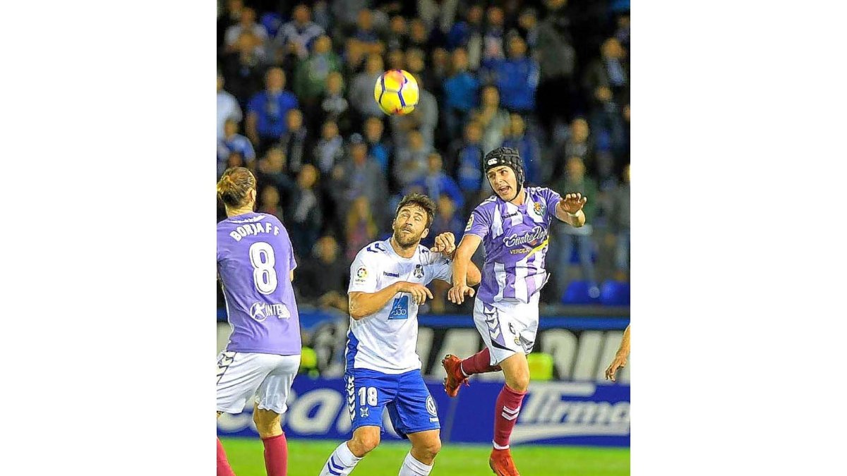 Luismi despeja el balón con un cabezazo ante la presencia de Casadesus y con Borja atento al despeje.-PHOTO-DEPORTE