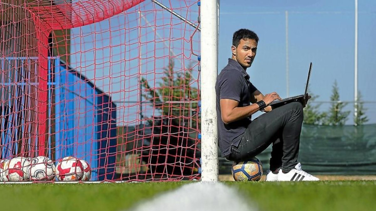 El estudiante Jonatan Iglesias con su aplicación al lado de una portería en Salamanca.-ENRIQUE CARRASCAL