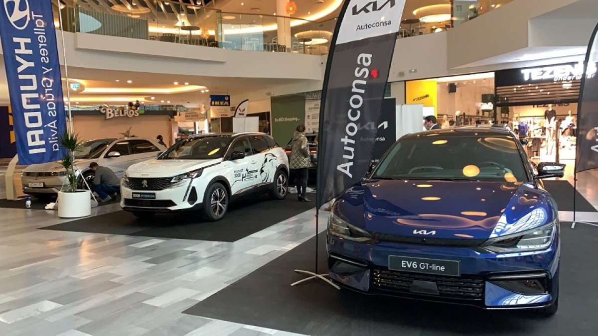 Vehículos eléctricos expuestos en Río Shopping. - EM