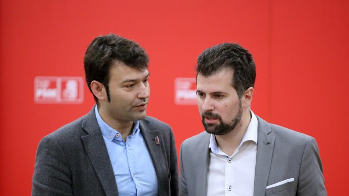 El secretario general del PSOECyL, Luis Tudanca, junto al alcalde de Tordesillas, José Antonio González.-