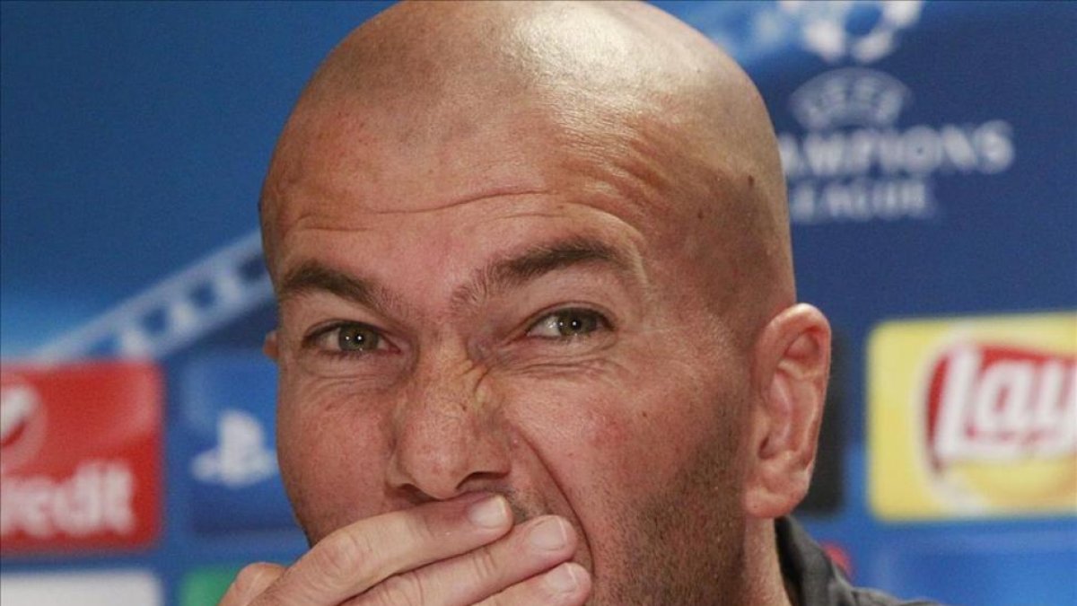 Zidane, durante la rueda de prensa previa al encuentro entre el Legia y el Madrid.-AP / CZAREK SOKOLOWSKI