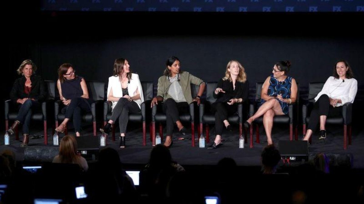 Las directoras Gwyneth Horder-Payton, Liza Johnson, Rachel Goldberg, Meera Menon, Steph Green, Alexis Ostrander y Maggie Kiley, en la mesa redonda organizada en Los Ángeles.-AFP / FREDERICK M BROWN