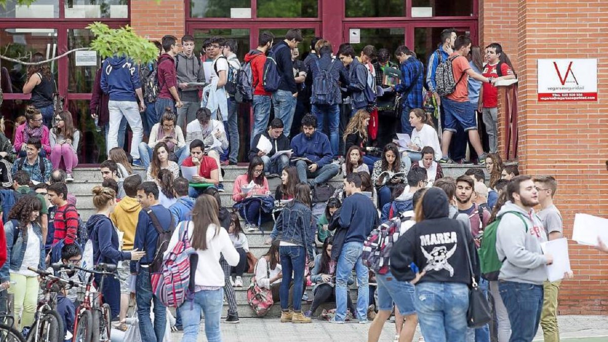 Decenas de alumnos esperan a uno de los exámenes de las Pruebas de Acceso a la Universidad en el Aulario de la Universidad de Valladolid.-Pablo Requejo