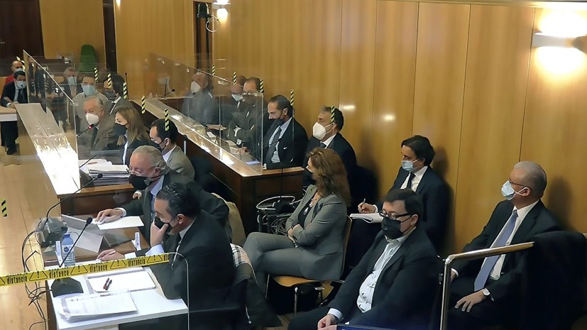 Los acusados por el caso Perla Negra, en segunda fila, detrás de los abogados respectivos de la defensa en el juicio (ahora interrumpido), esta semana. E. M.