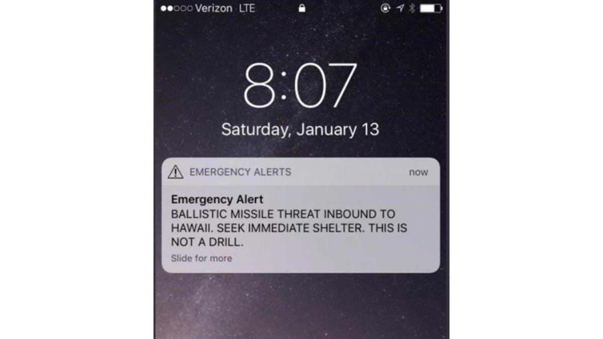 Captura de la pantalla del móvil de un ciudadano de Hawai en la que se lee el mensaje posteriormente desmentido.-EL PERIÓDICO