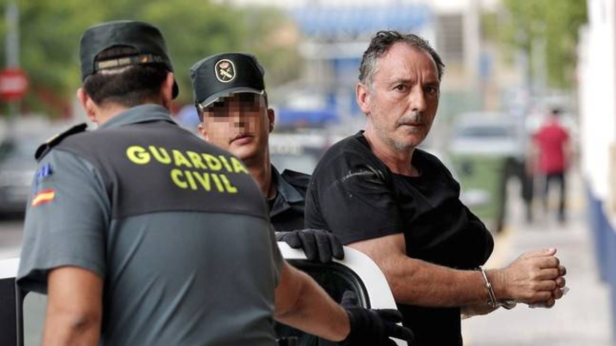El concejal de Serra Marcos Cabo, tras su detención, el miércoles, por la muerte de su esposa.-Foto: EFE / MANUEL BRUQUE