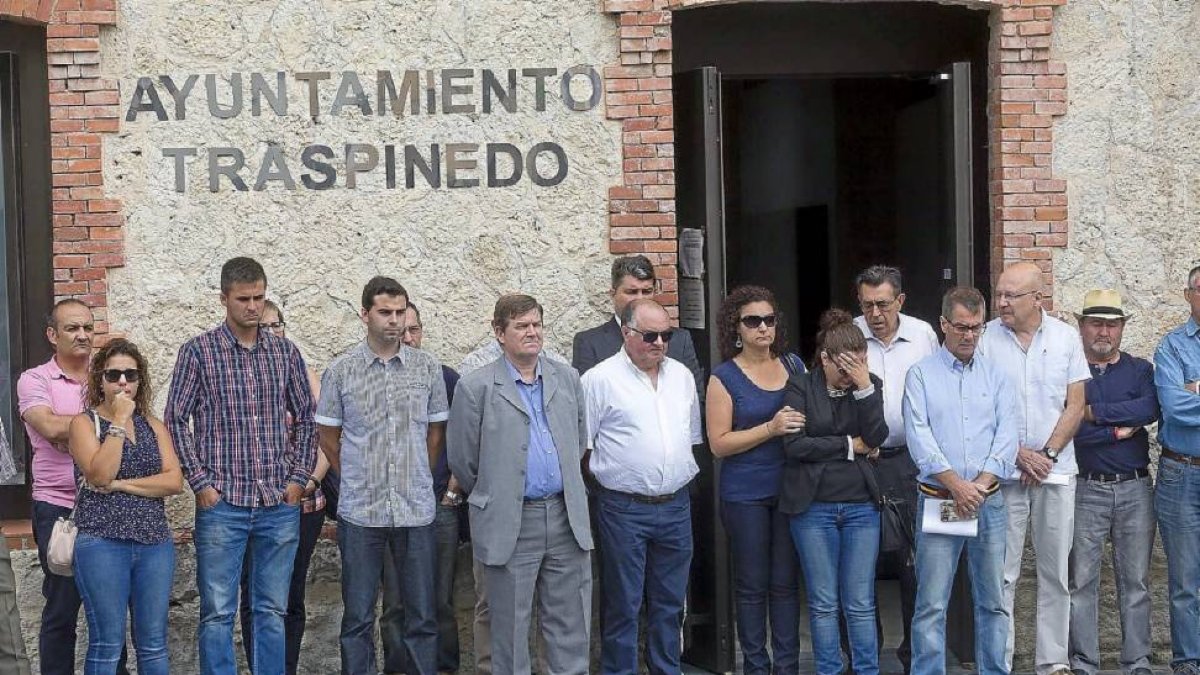 Familiares, compañeros y miembros de la corporación de Traspinedo guardan un minutos de silencio.-Pablo Requejo