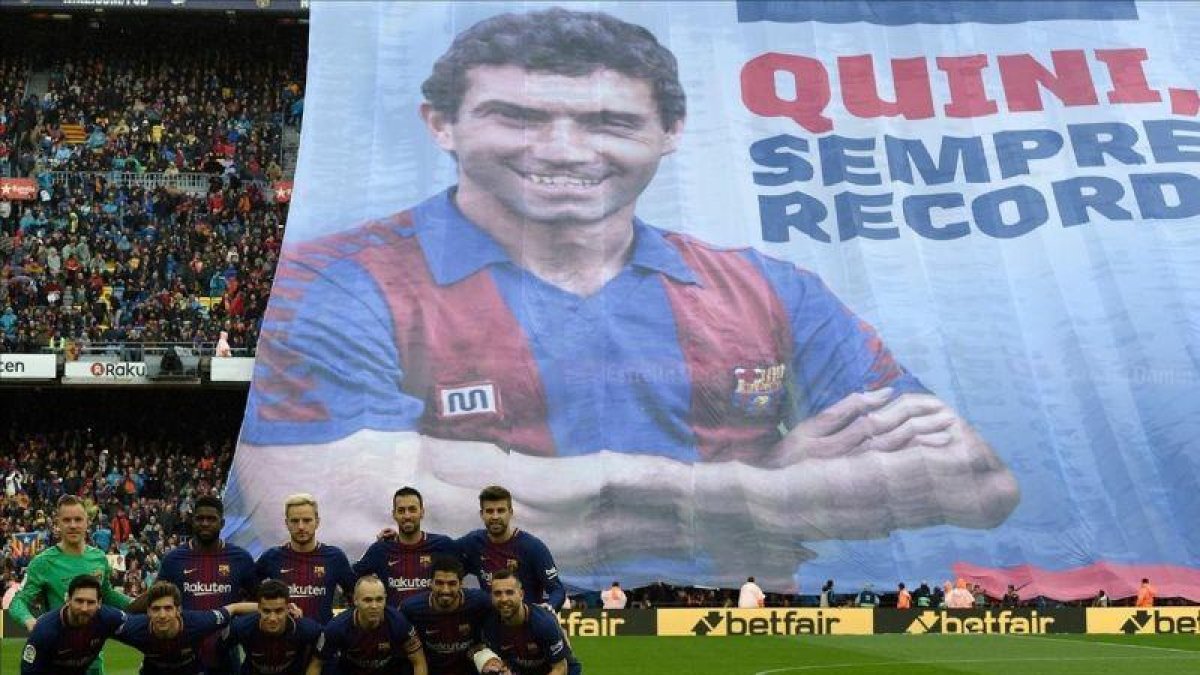 Homenaje a Quini en el Camp Nou.-AFP / LLUIS GENE