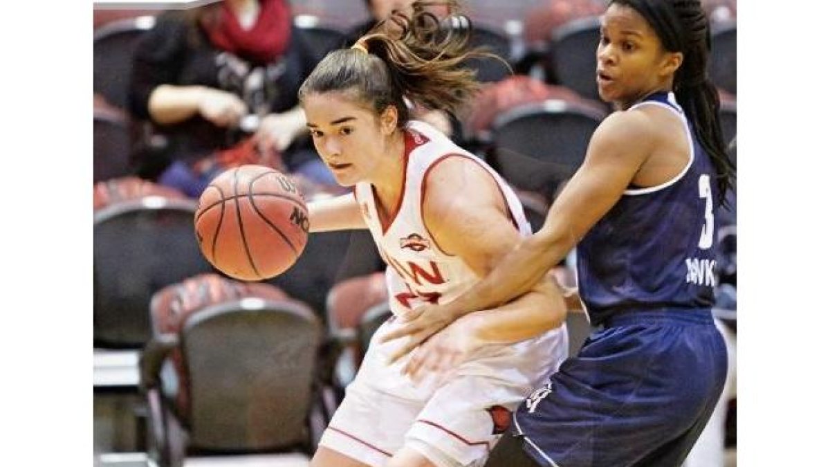Celia García, en una acción de esta temporada en la Southland Conference con las Incarnate Word University.-EL MUNDO