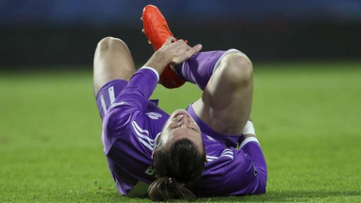 Bale se duele sobre el césped del José Alvalade tras lesionarse en el tobillo derecho.-AP / ARMANDO FRANCA