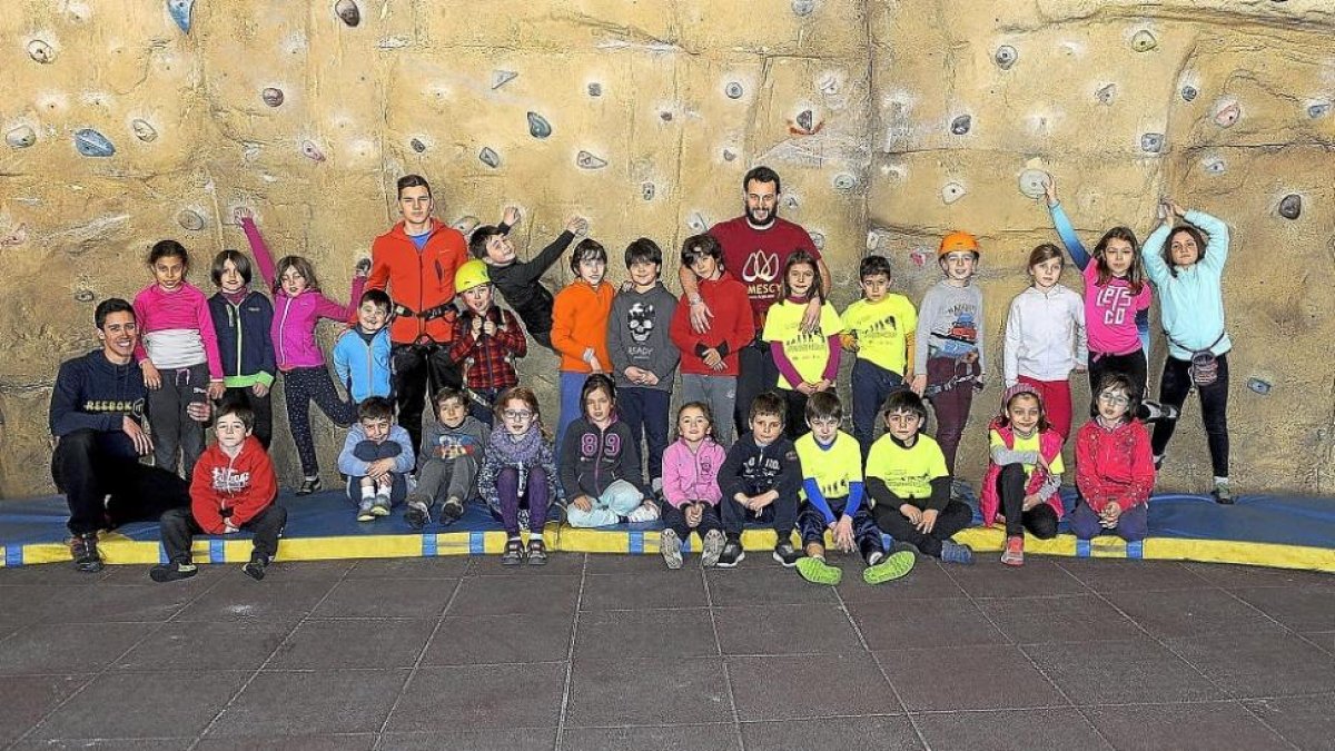 Algunos de los escolares posan junto a los monitores.-PHOTOGENIC/ ROBERTO FERNÁNDEZ