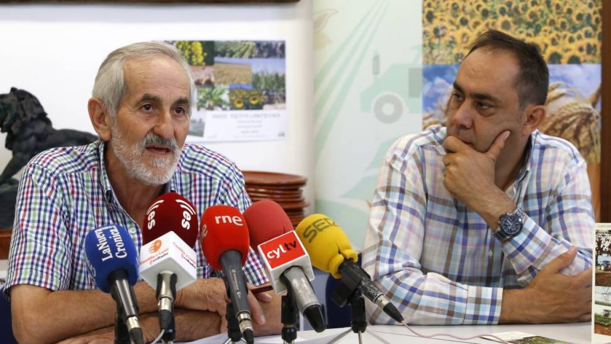 El secretario general de Ugal-Upa, Matías Llorente, informa acerca de la XXXIII Fiesta Campesina de Ugal-Upa que se celebra el próximo domingo en la localidad de Valencia de Don Juan-Ical