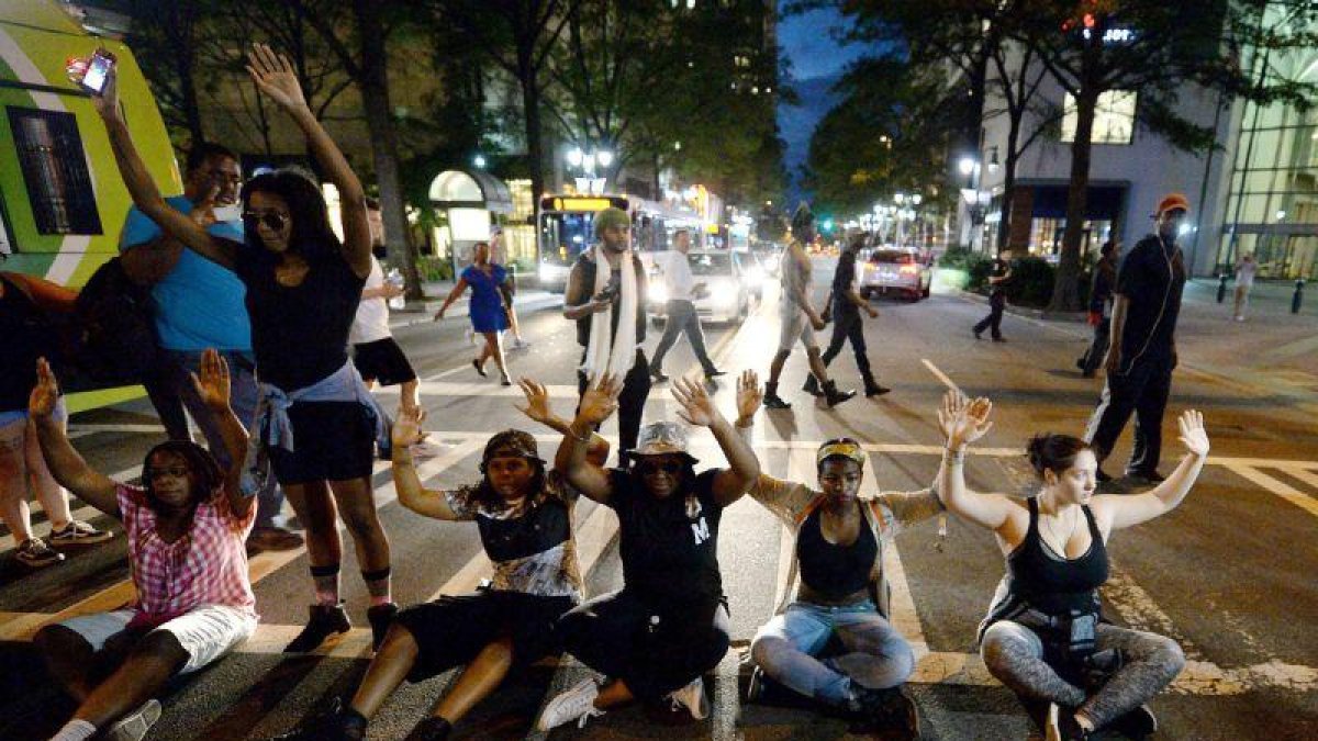 Manifestantes bloquean una calle durante la segunda jornad ade protestas en Charlotte, este miércoles.-AP / JEFF SINER