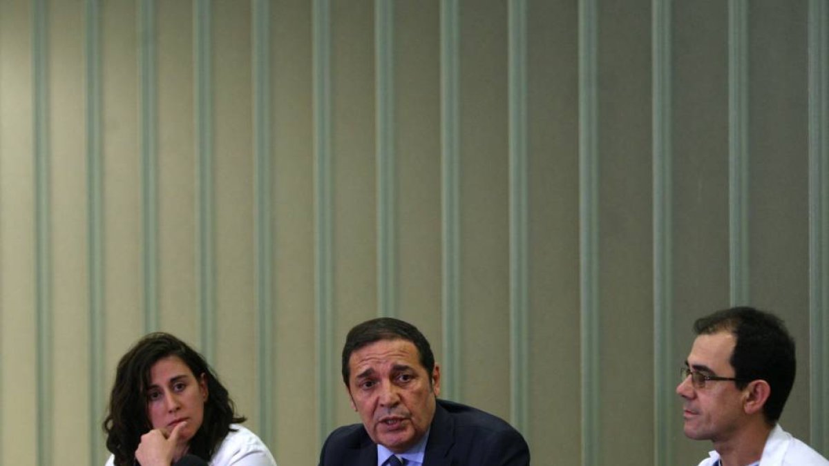 El consejero de Sanidad, Antonio Sáez, junto al doctor Pablo Bachiller, y la jefa a del servicio de Epidemiología, Sonia Tamames, informan del posible caso de ébola-Ical