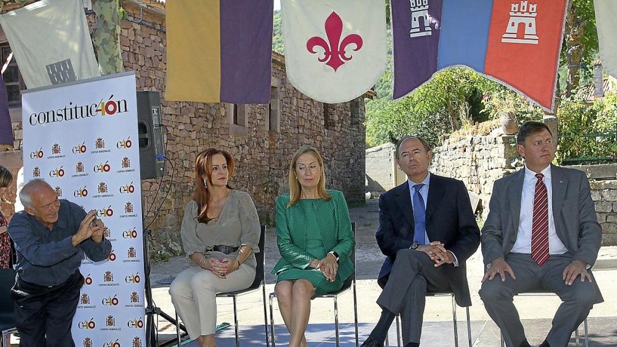 Silvia Clemente, Ana Pastor y Pío García Escudero y el acalde de Brañosera, Jesús María Mediavilla.-ICAL