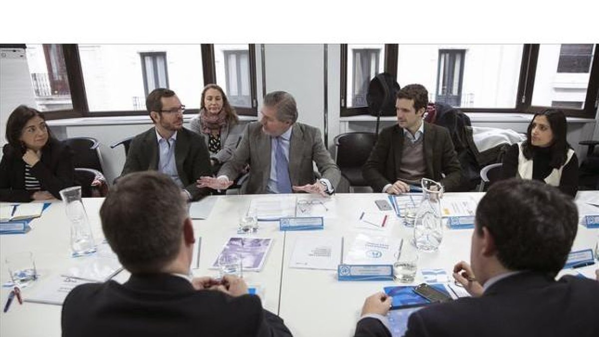La dirección del PP ha mantenido una reunión, este jueves, con el titular de Educación en funciones, Iñigo Méndez de Vigo.-EFE