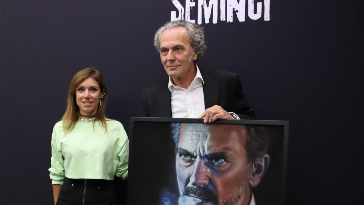 El actor José Coronado posa con su retrato, realizado por la artista vallisoletana Laura Serrano.- EM