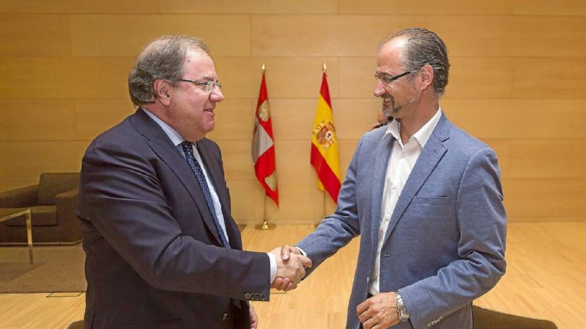 Herrera y Fuentes estrechan la mano, tras el pacto.-Pablo Requejo