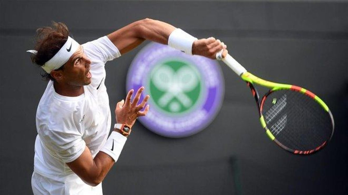 Nadal, sacando ante Sugita en el estreno en Wimbledon.-