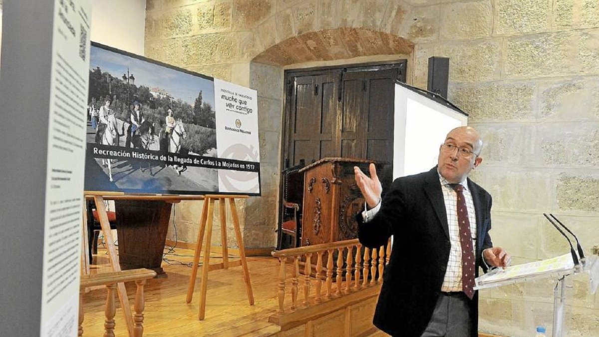 El presidente de la Diputación, Jesús Julio Carnero, analiza las cifras de turismo de la legislatura en Nava del Rey-E. M.