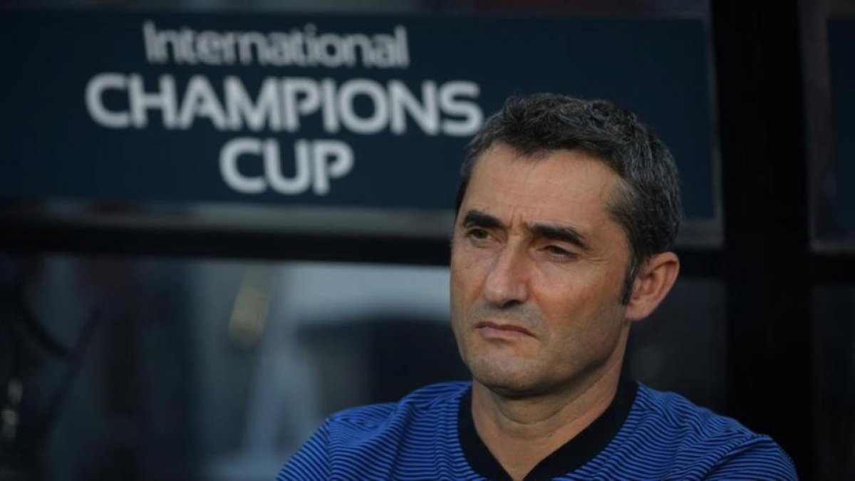 Ernesto Valverde, en el banquillo del FedEx Field, durante el partido ante el Manchester United.-CARLOS BARRIA